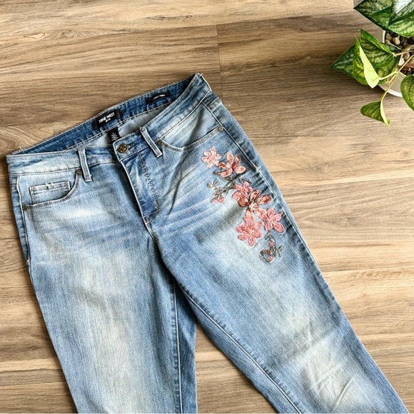 Nine West Gramercy Skinny Light Wash Mid Rise Floral Embroidery - Size 6 - Picture 3 of 9